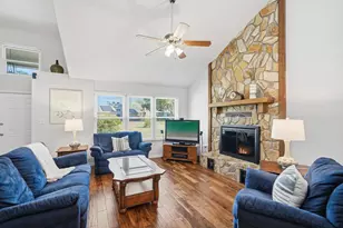 1058 E Troon Dr E, Niceville, FL 32578 - Photo 13