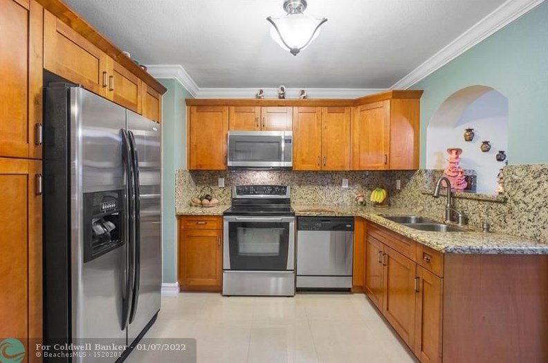 7580 Ramona St, Hollywood FL 33023-2460 exterior