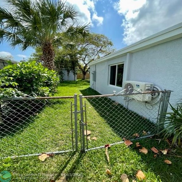 14055 5th Pl, Miami FL  33168-3919 exterior