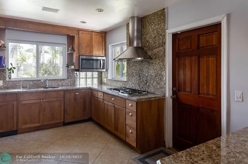 956 Harrison St, Hollywood FL 33020-6805 exterior