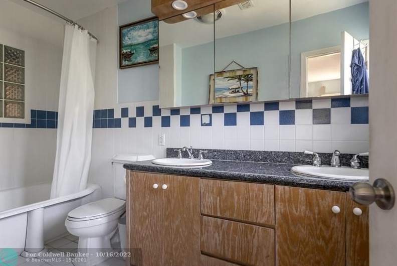 956 Harrison St, Hollywood FL 33020-6805 exterior