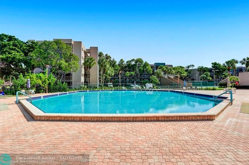 1001 Colony Point Cir, Hollywood FL 33026-2938 exterior