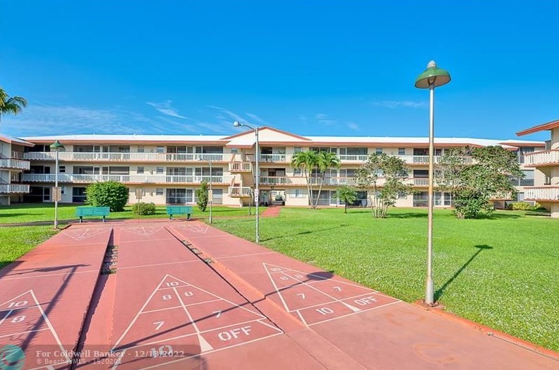 5300 Washington St, Hollywood FL  33021-7750 exterior