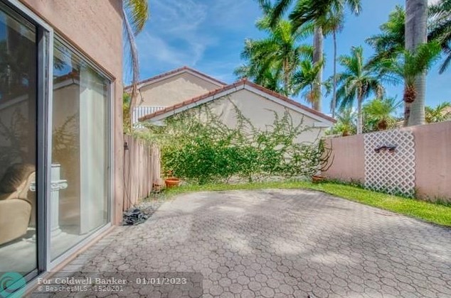 1101 Scarlet Oak St, Hollywood FL  33019-4804 exterior