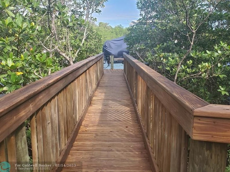 8234 Sanctuary Dr, Hobe Sound FL  33455-3960 exterior