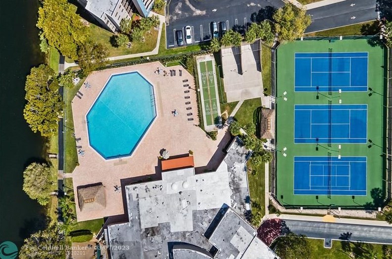 900 Colony Point Cir, Hollywood FL 33026-2935 exterior