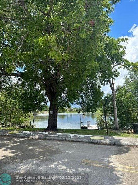 5600 Douglas St, Hollywood FL  33021-2741 exterior