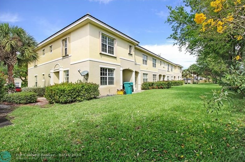 1 Largo Way, Boynton Beach FL 33426-6593 exterior