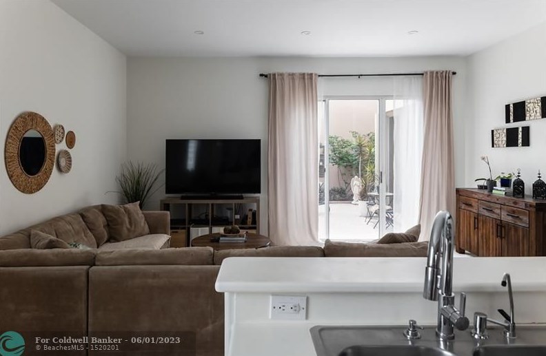 1050 Oysterwood St, Hollywood FL  33019-4847 exterior