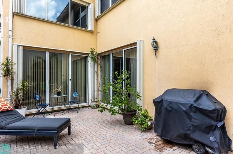 1050 Oysterwood St, Hollywood FL  33019-4847 exterior