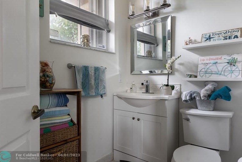 1050 Oysterwood St, Hollywood FL  33019-4847 exterior