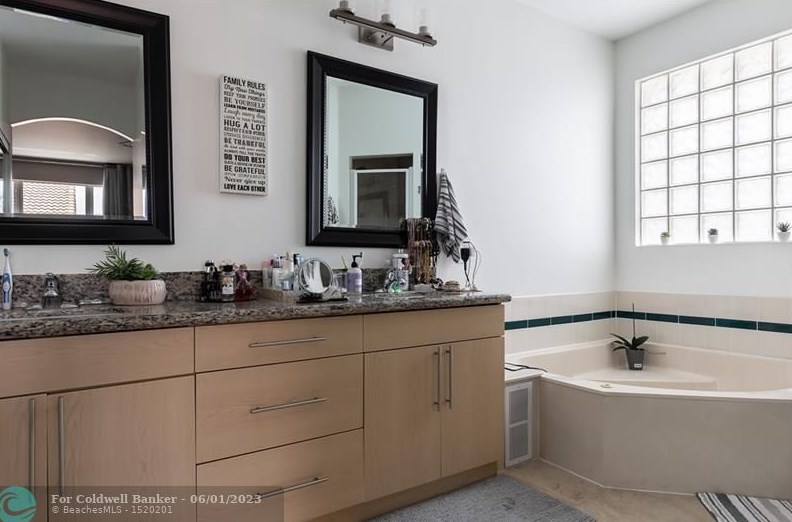 1050 Oysterwood St, Hollywood FL  33019-4847 exterior