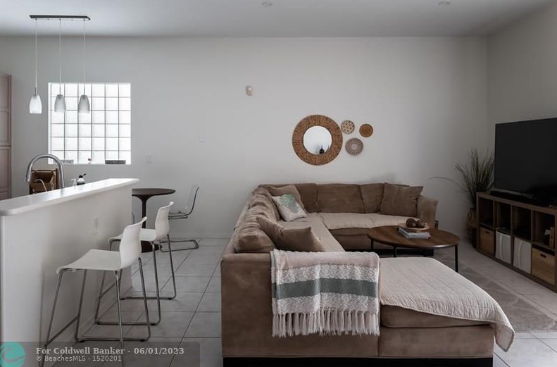 1050 Oysterwood St, Hollywood FL  33019-4847 exterior