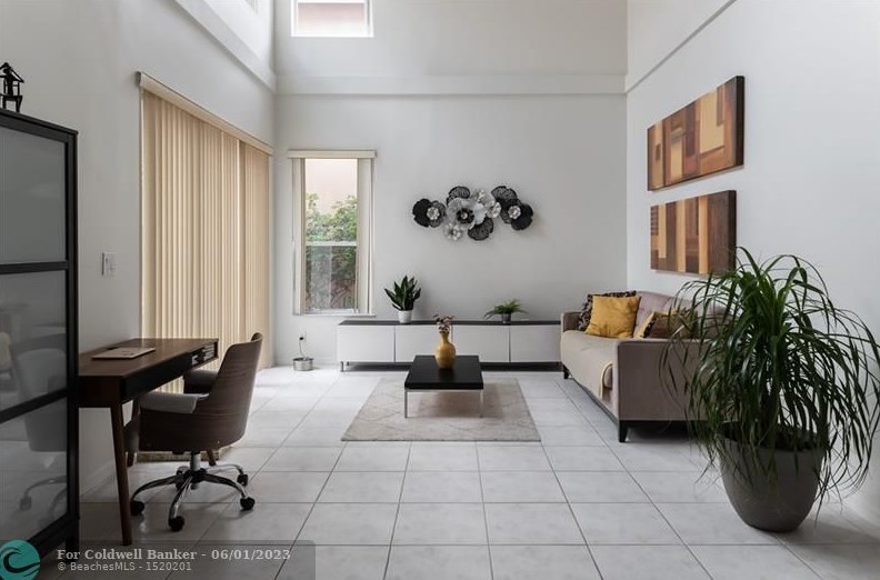 1050 Oysterwood St, Hollywood FL  33019-4847 exterior