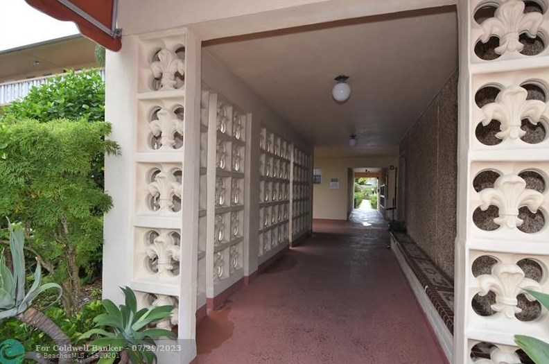 5200 Washington St, Hollywood FL  33021-7752 exterior