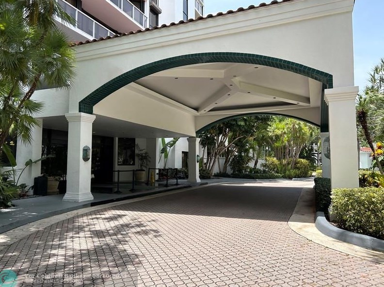 3640 Yacht Club Dr, Miami FL 33180-3505 exterior