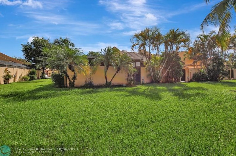 1410 Golfview Dr, Hollywood FL  33026-3121 exterior