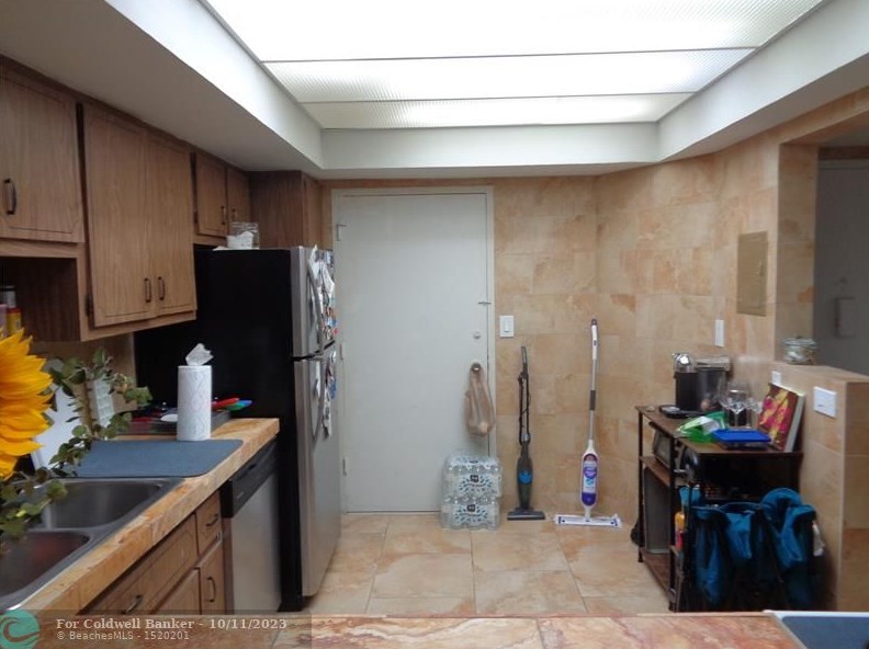 1351 Miami Gardens Dr, Miami FL 33179-4719 exterior