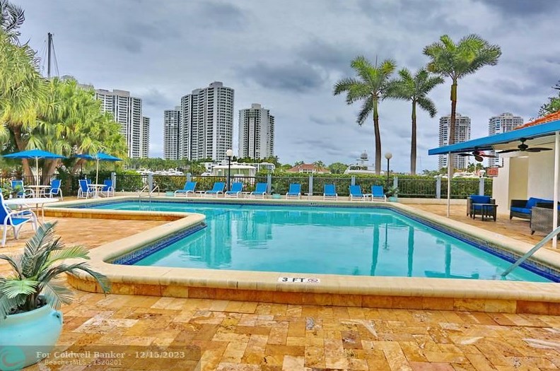 3564 Magellan Cir, Miami FL  33180-3702 exterior