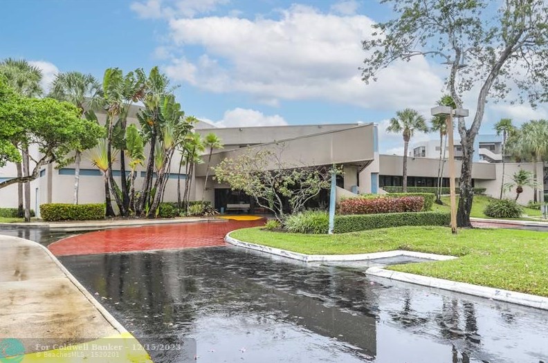 1000 Colony Point Cir, Hollywood FL 33026-2937 exterior