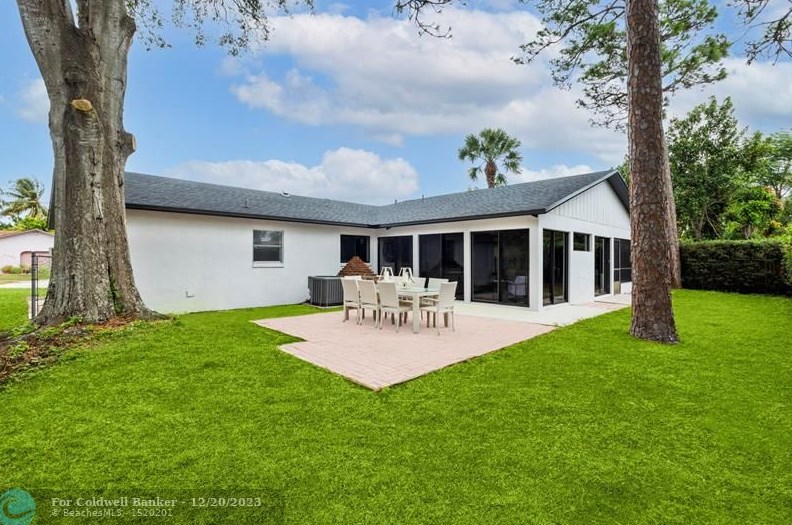 6256 Saxon Blvd, West Palm Beach FL  33417-5436 exterior
