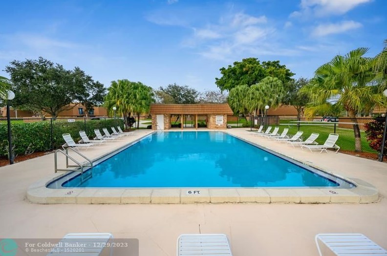 2575 Garden Ct, Hollywood FL  33026-3654 exterior