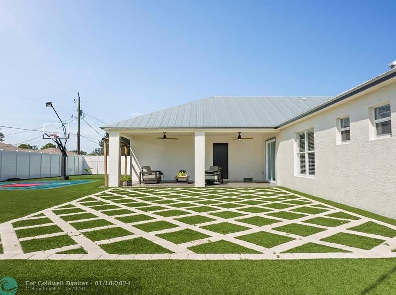 2062 Larchmont Ln, Fort Pierce FL  34984-4337 exterior