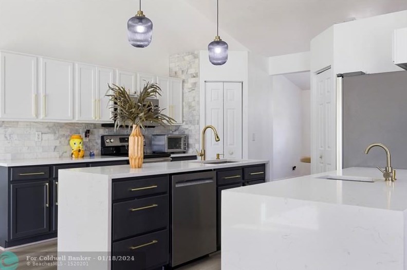 2062 Larchmont Ln, Fort Pierce FL  34984-4337 exterior