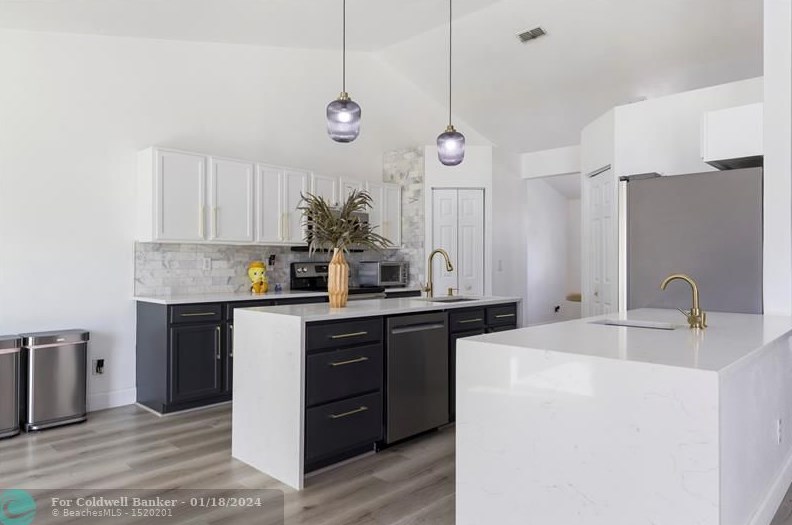 2062 Larchmont Ln, Fort Pierce FL  34984-4337 exterior