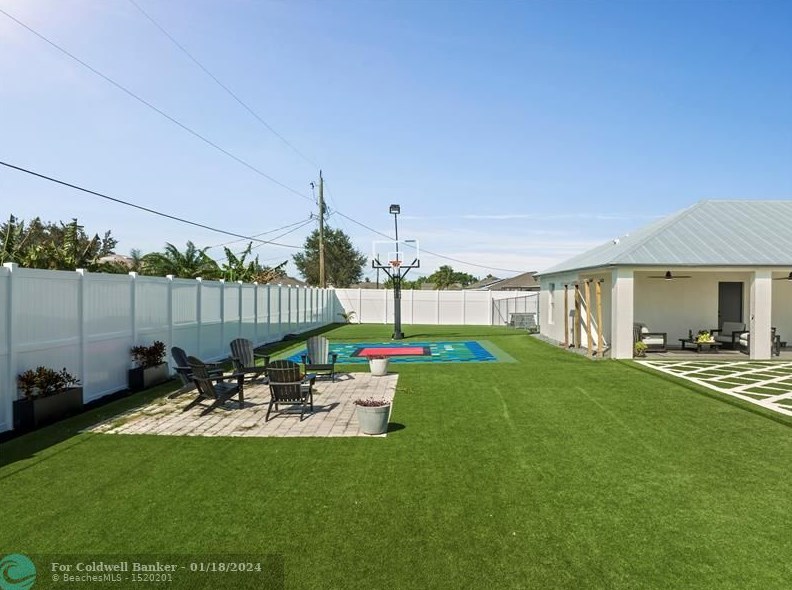 2062 Larchmont Ln, Fort Pierce FL  34984-4337 exterior