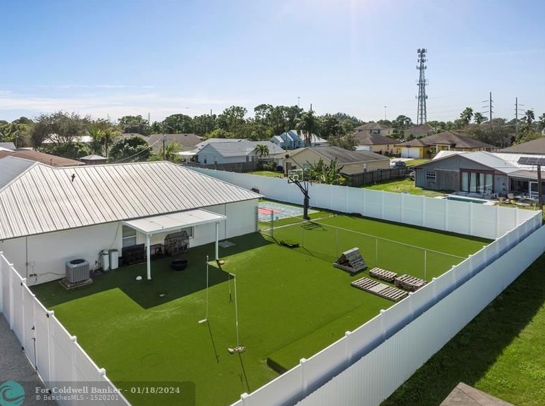 2062 Larchmont Ln, Fort Pierce FL  34984-4337 exterior