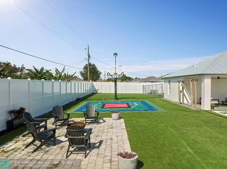 2062 Larchmont Ln, Fort Pierce FL  34984-4337 exterior