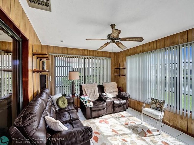 5094 Mirror Lakes Blvd, Boynton Beach FL  33472-1214 exterior