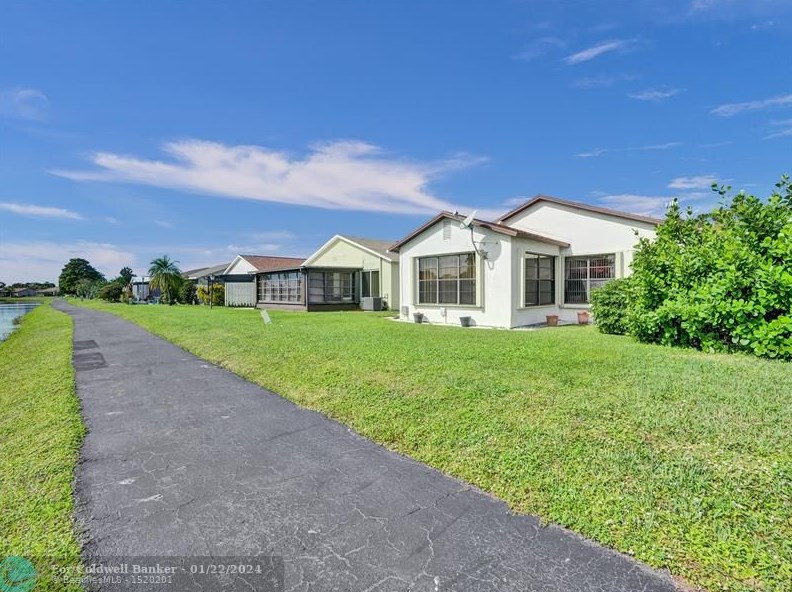 5094 Mirror Lakes Blvd, Boynton Beach FL  33472-1214 exterior