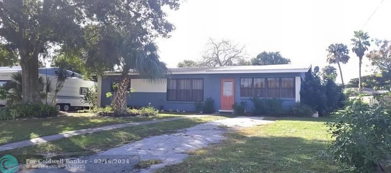 308 8 Dr, Okeechobee FL 34974-4543 exterior