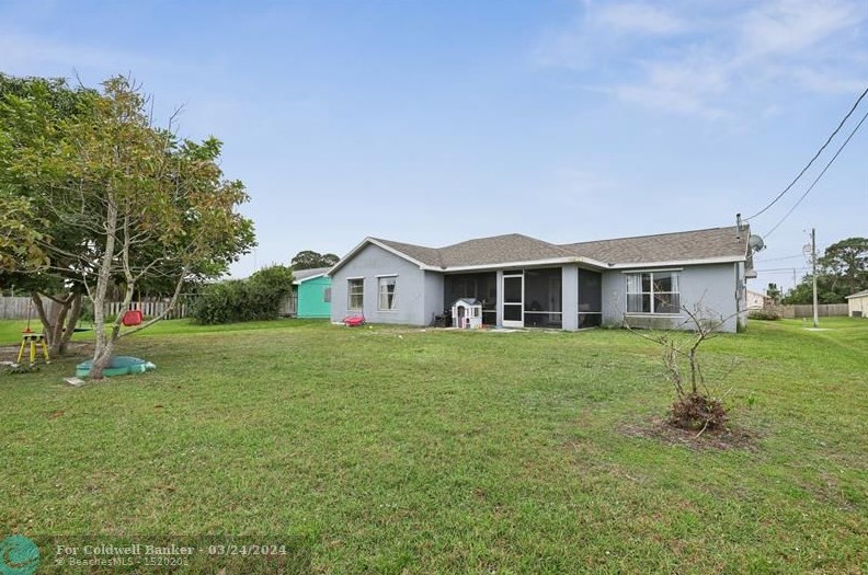 465 Eyerly Ave, Fort Pierce FL  34983-2903 exterior