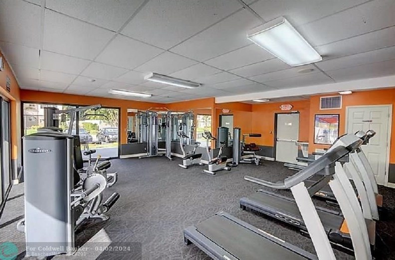 950 Hillcrest Dr, Hollywood FL  33021-7857 exterior