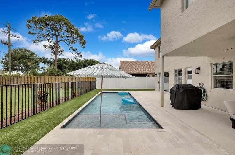 8613 Windy Cir, Boynton Beach FL  33472-5126 exterior