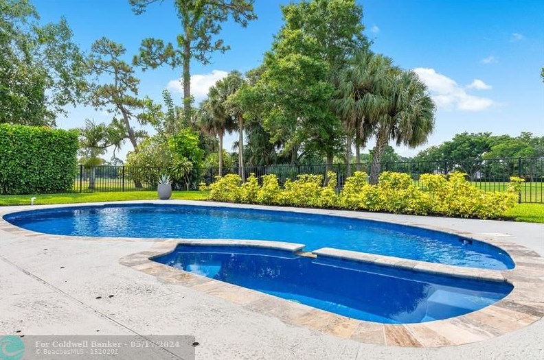 525 Muirfield Dr, Lake Worth FL  exterior