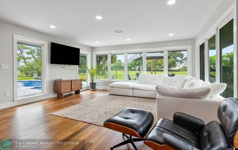 525 Muirfield Dr, Lake Worth FL  exterior