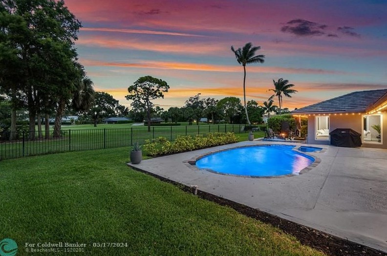 525 Muirfield Dr, Lake Worth FL  exterior
