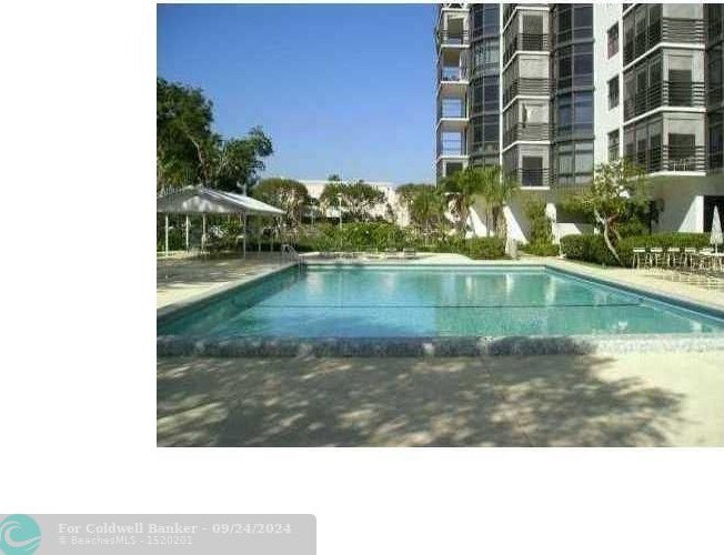 20100 Country Club Dr, Miami FL 33180-1672 exterior