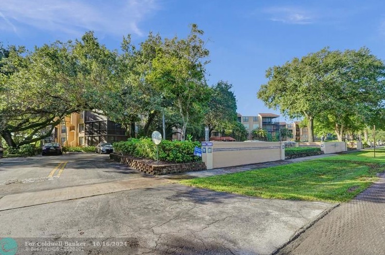 3800 Hills Dr, Hollywood FL  33021-2539 exterior