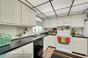 10442 Sunrise Lakes Blvd, Sunrise, FL 33322 - Photo 11