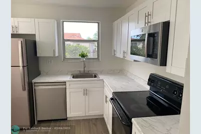 11266 SW 12th St, Pembroke Pines, FL 33025 - Photo 1