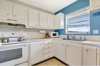 715  Lori Dr, Unit #315, Palm Springs, FL 33461 - Photo 17