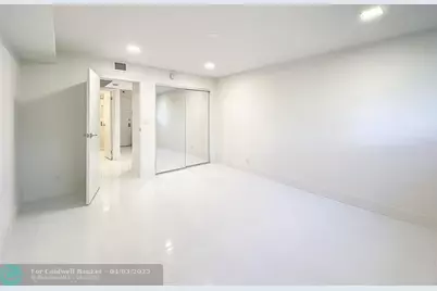 20329 W Country Club Dr, Unit #10, Miami, FL 33180 - Photo 15