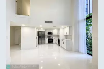 20329 W Country Club Dr, Unit #10, Miami, FL 33180 - Photo 7