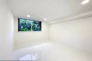 20329 W Country Club Dr, Miami, FL 33180 - Photo 13