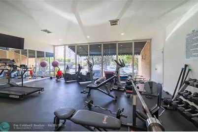 100  Golden Isles Dr, Unit #911, Hallandale Beach, FL 33009 - Photo 9